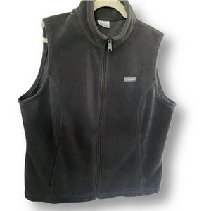 Women’s Columbia fleece vest in black. Size 2X.